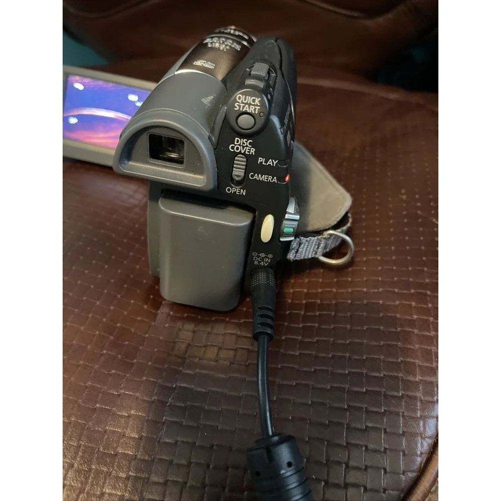 Canon DC320 DVD/SD Card Camcorder, Battery, Charger, (11)